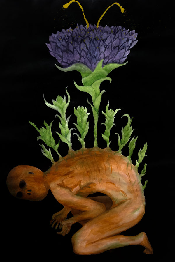 Ein Skelett artiger Körper, der aus Holz besteht sitzt zusammengekrümmt da. Aus dessen Rücken sprießen Pflanzen, eine blüht Lila.